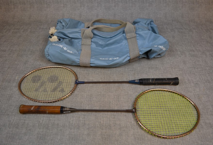 2 Badmintonracket Yonex & träningsväska adidas.