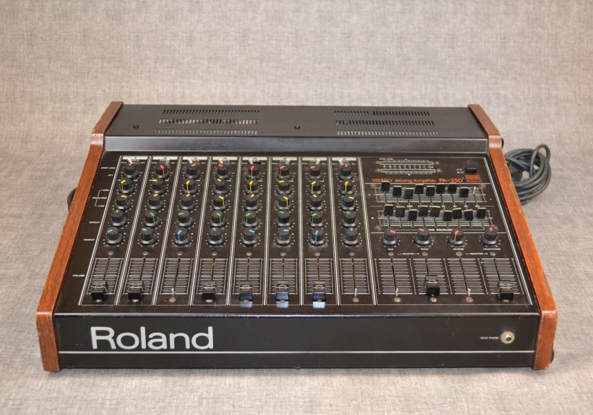 ROLAND. Stereo Mixing Amplifier PA-250.