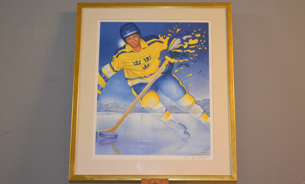 JAN ZIELECKI. Färglitografi, "Ishockeyspelare Tre kronor", signerad.