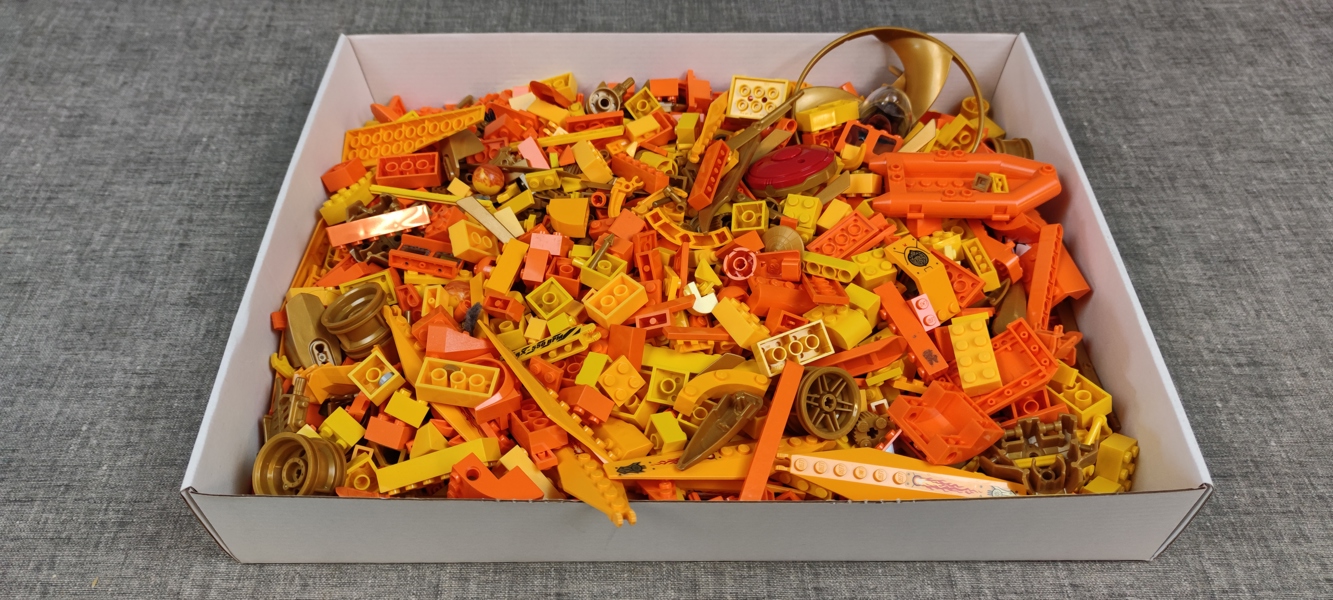 LEGO. Gult, orange & guld, cirka 1,6kg.