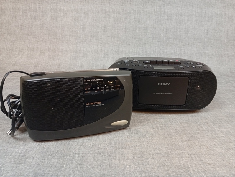 SONY. CD Radio Cassette-corder & Philips AE 2140. Portable Radio.