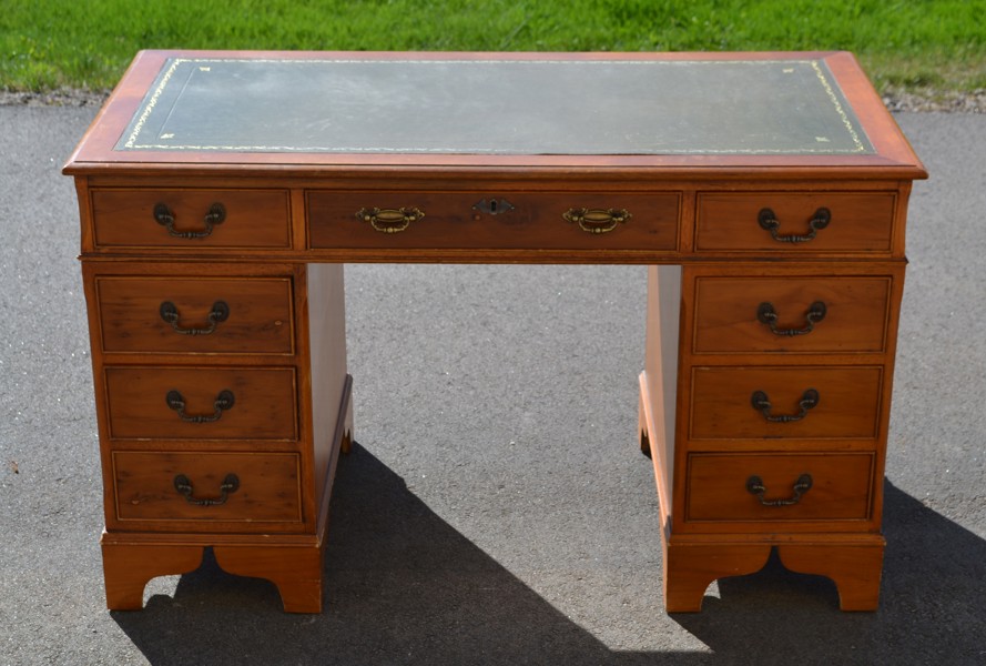 Skrivbord. Engelsk stil, 1900-talet.