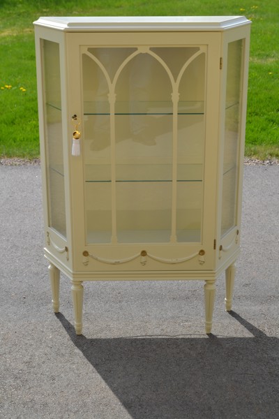 Vitrinskåp. Gustaviansk stil, 1900-talet.
