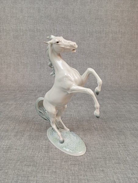 FRITZ DILLER. Figurin, stegrande häst. Metzler & Orloff, Tyskland.