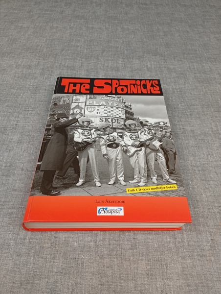 The Spotnicks- De första 45 åren. Tryckt 2004. Lars Åkerström.