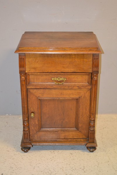 Kommod. Ek, 1800/1900-talet.