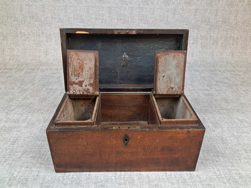 Skrin. Empire, 1800-talet, Mahogny.