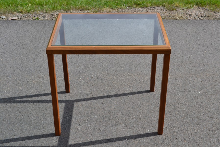 Sidobord. Trä & glas, 1900-talet.