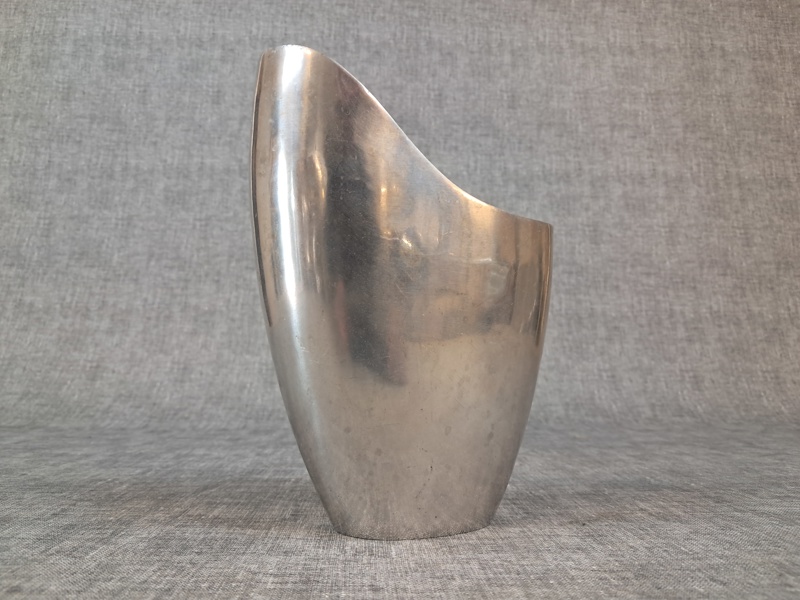 ANNA EFVERLUND. Vas, aluminium.
