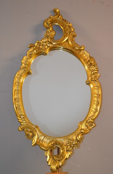 Spegel. Förgylld med bladguld. 1900-talet.