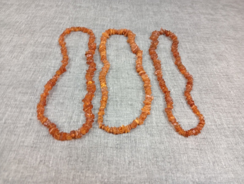 3 Bärnstenshalsband.