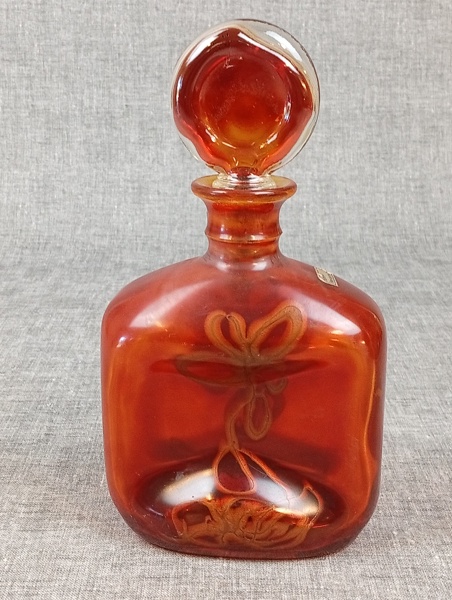 STROMIT. Karaff med plugg, Rödorange med guldpartiklar, 1960-talet.