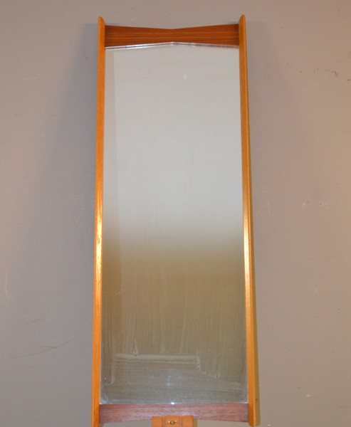 Spegel. Teak, Eriksmålaglas, 1950/60-talet.