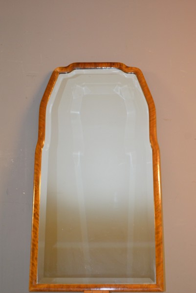 Spegel. Masurbjörk, fasettslipad kant, 1800/1900-talet.