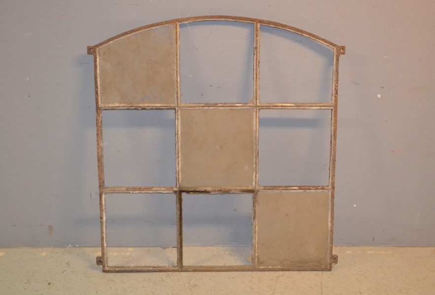 Stallfönster. Gjutjärn & glas, 1900-talets första hälft.