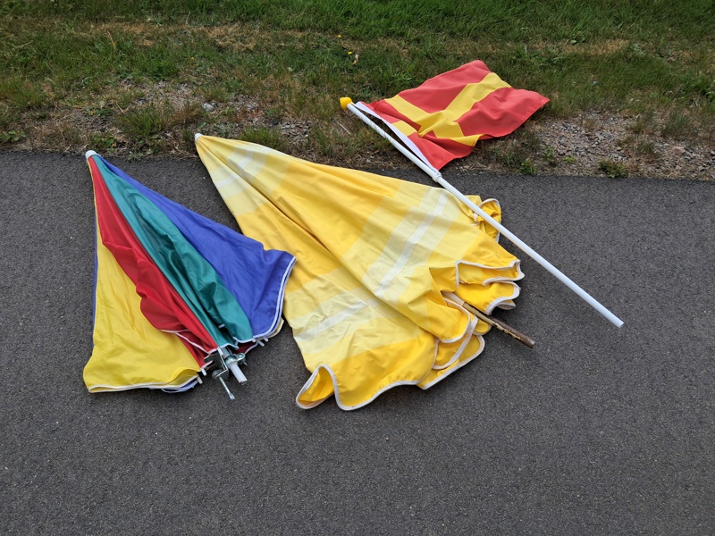 2 Parasoler & en Skåne flagga.
