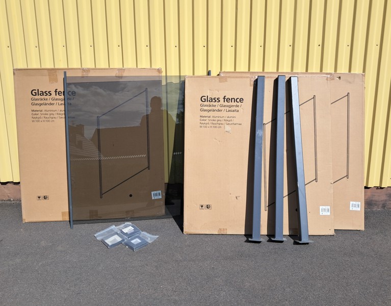 4 stycken Glasräcken med 3 stolpar. "Rökgrå". Oanvända.