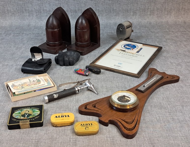 Diverse. Bl.a barometer, Alfred Nobels Fredspris, bokstöd m.m.