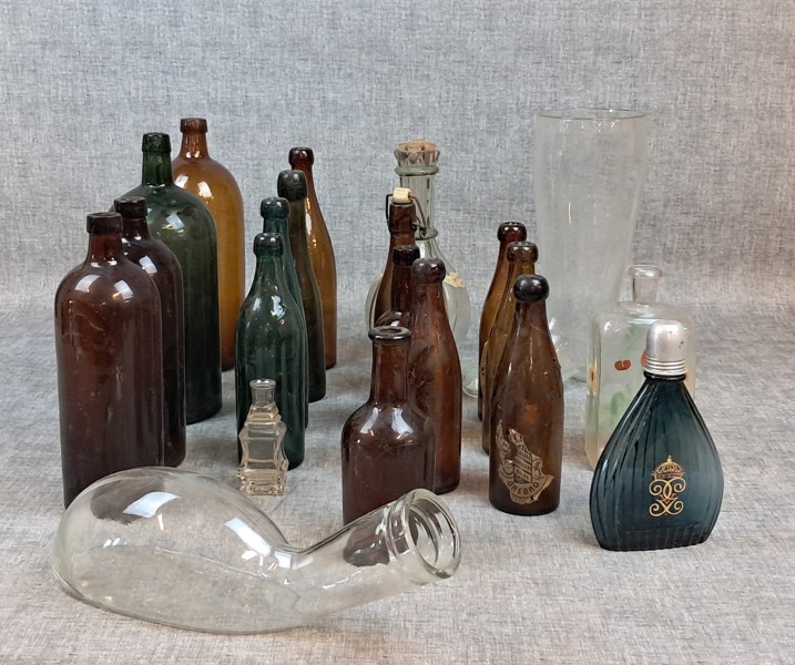 Diverse glas. Mestadels äldre flaskor.