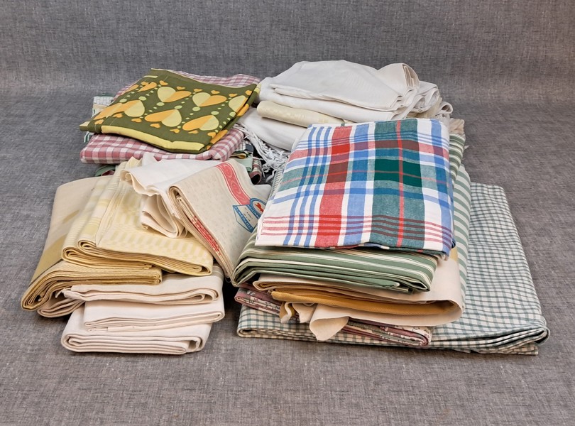 Diverse textil. Bl.a Linne, dukar m.m.