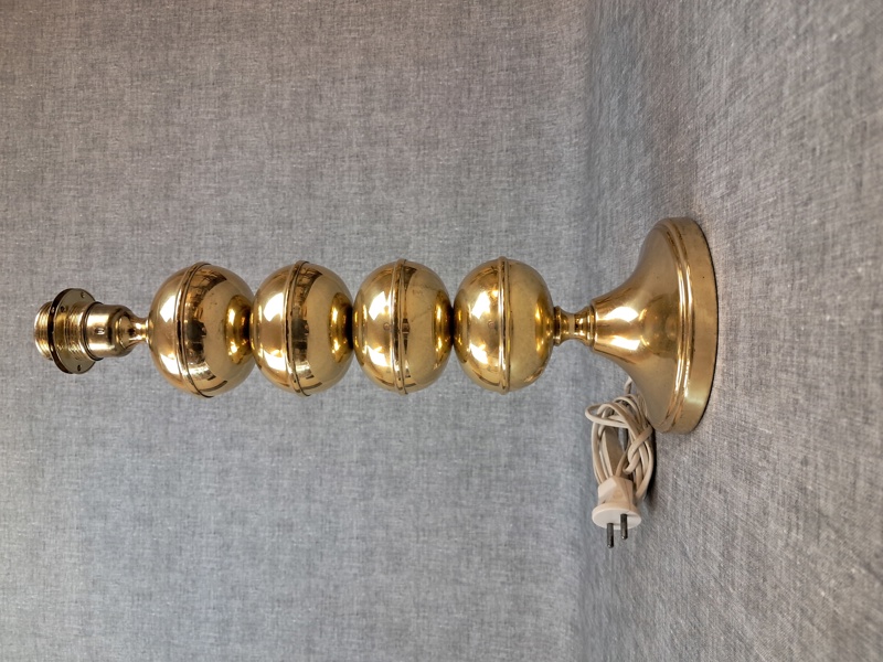 Bordslampa. klotformad, Gulmetall, 1900-talet.