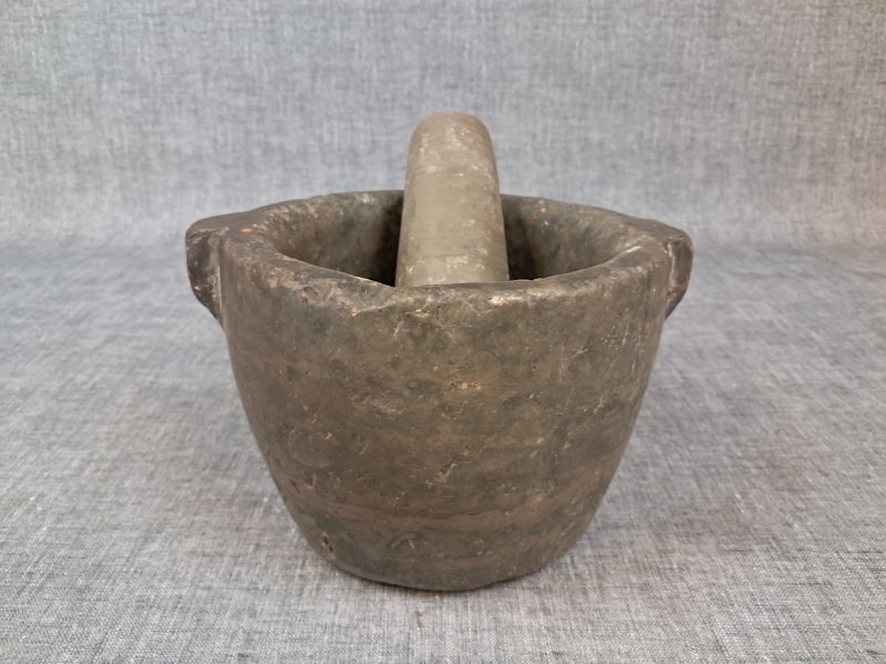 Äldre mortel med stöt. Sten, 1800-talet.