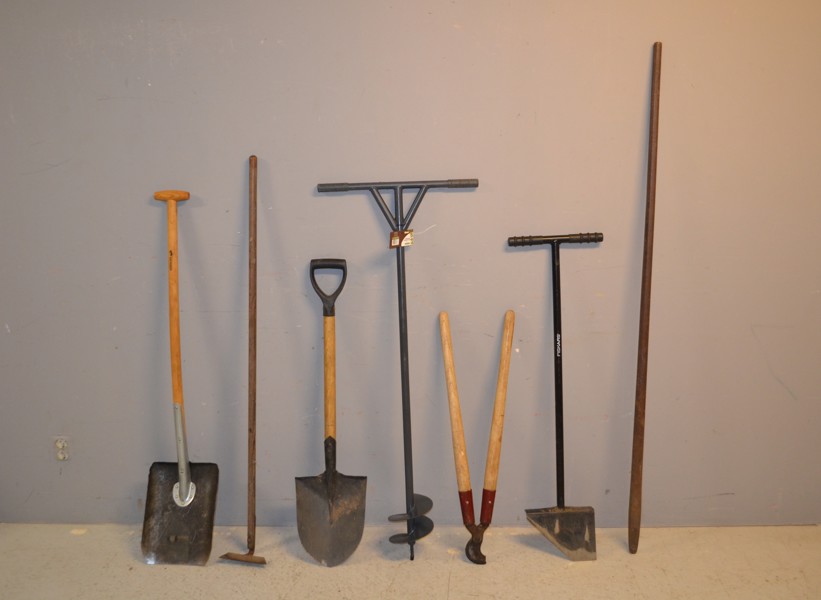 Diverse trädgårdsredskap.