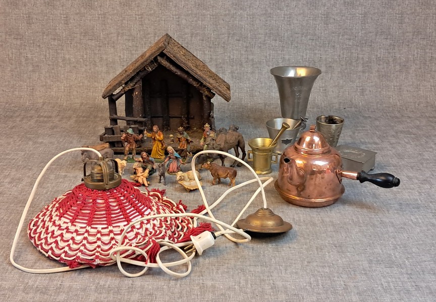 Diverse. Bl.a tenn, skomakarelampa m.m.