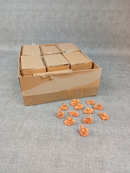 240 Miniatyrgrisar, oanvända.