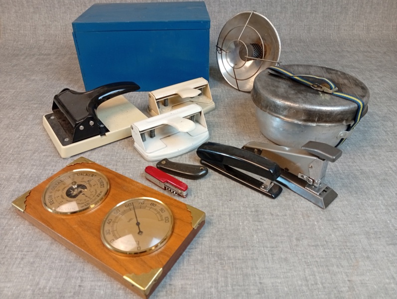 Diverse. Bl.a Trangia kök, Primus gaslampa, barometer m.m.