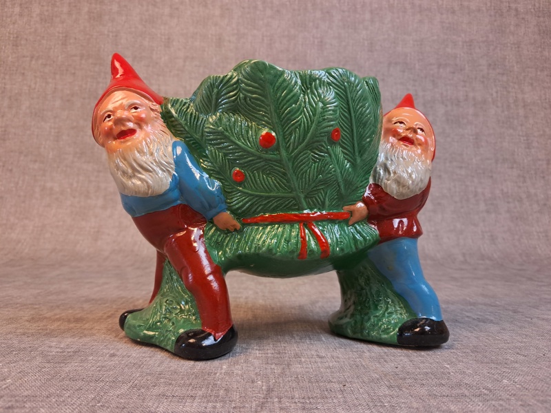 2 Tomtar med kruka. Troligtvis Gräfenroda.