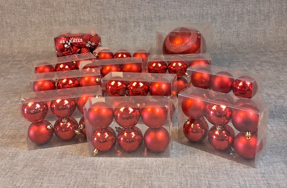 Röda julgranskulor i plast.
