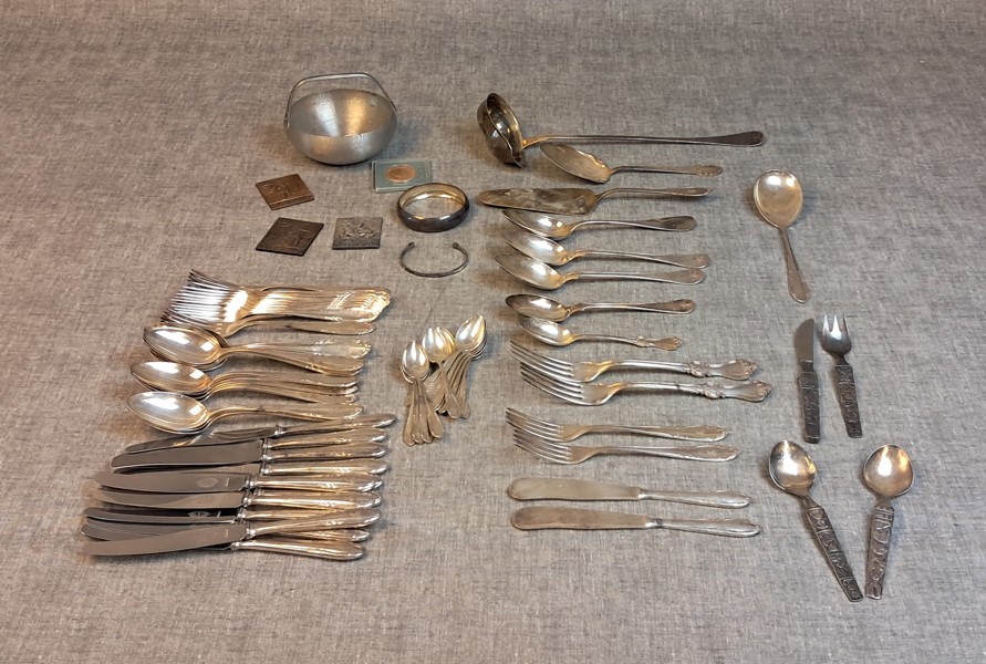 Bestick m.m. Mestadels nysilver.