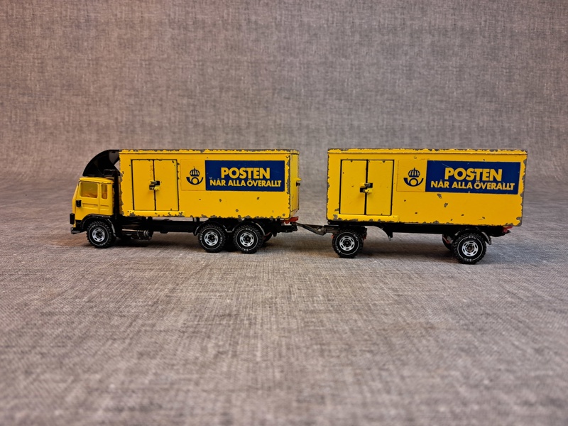 SIKU. Volvo Postbil med släp.