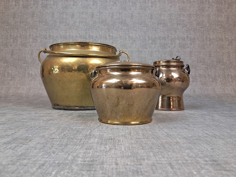 3 Kittlar, mässing, Bl.a Skultuna.