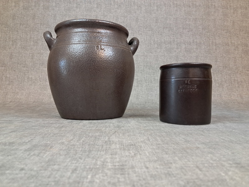 2 Krus. Höganäs, 6 Liter & 1 liter.