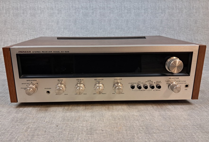 Pioneer, stereo Receiver model SX-525.