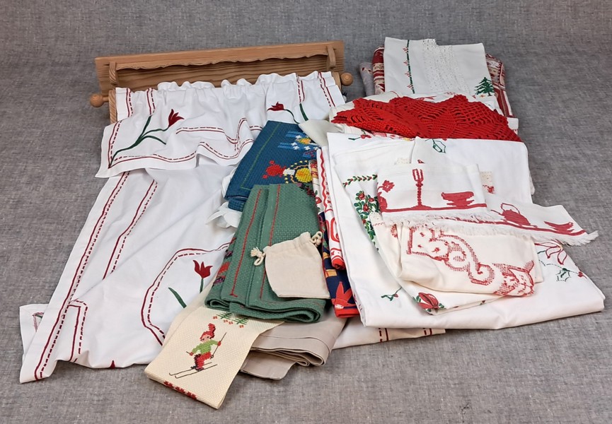 Diverse textil. Bl.a Handduks hållare i furu.