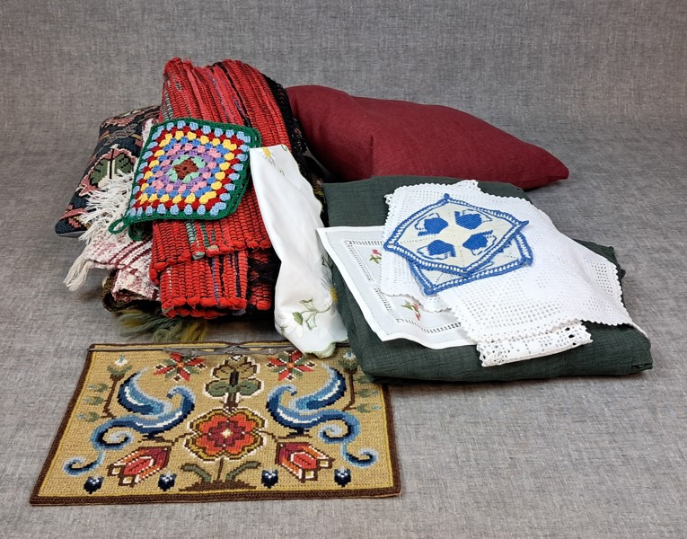 Diverse textil. Mestadels handarbete.