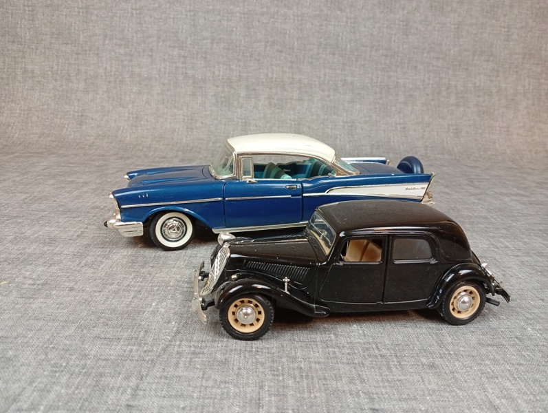 2 Samlarbilar. 57 Chevrolet Belair skala 1:18 TL China & Citroen T.A. Skala 1:24 Burago. Defekta.