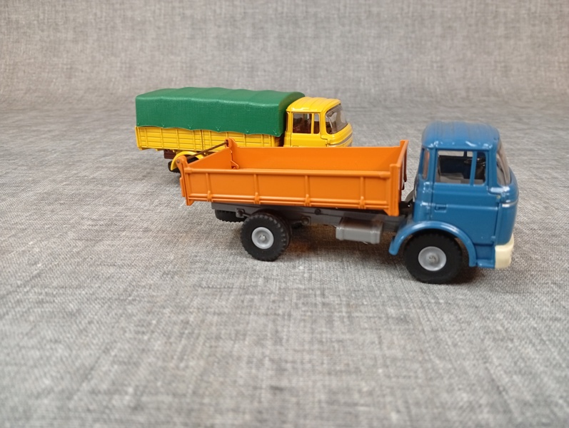 2 Lastbilar. Dinky Toys / Atlas, Berliet Gak.