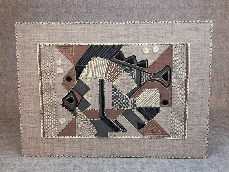 LISE CLAESSON. Broderad textil, fiskar, signerad.