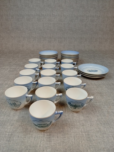 Bing & Gröndal. "Svenska Slott", 16 Kaffekoppar & 18 fat, 3 Assietter.