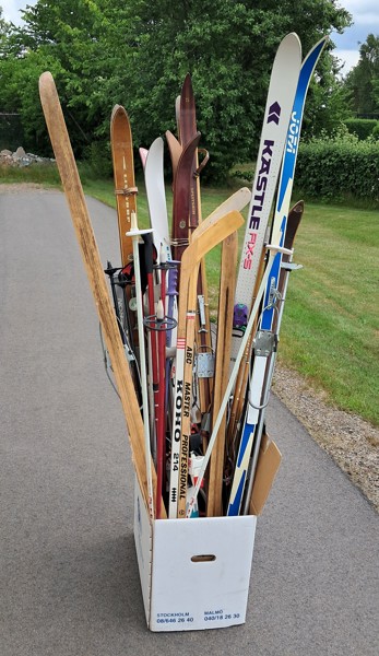 Skidor, stavar, gåstavar, ishockeyklubbor, pjäxor m.m.