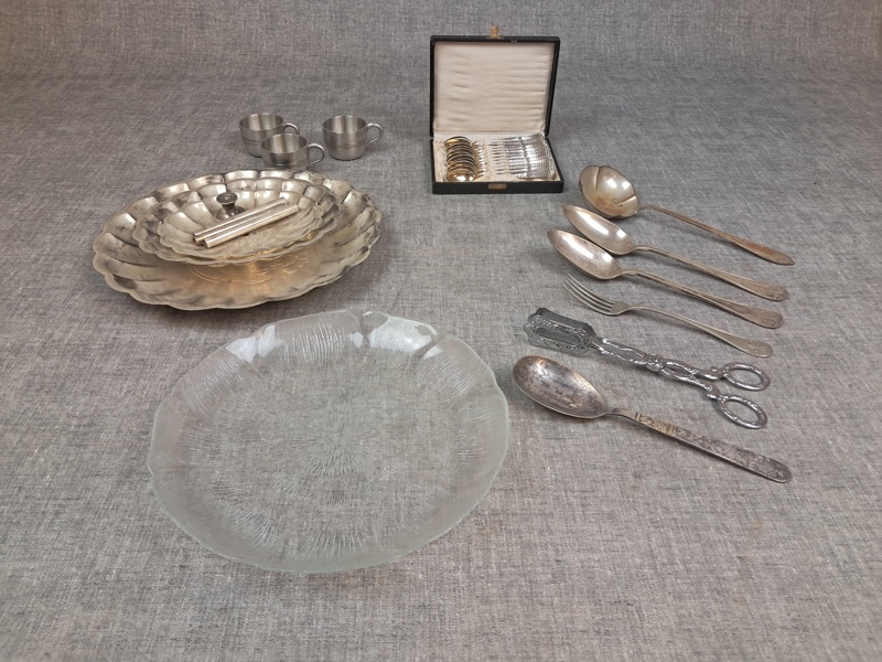 Diverse. 3 Tenn muggar & 12 Kaffeskedar, Nysilver m.m.