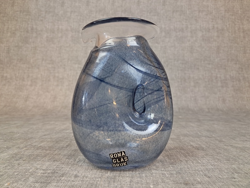 Vas. Roma Glasbruk, Gotland, signerad.