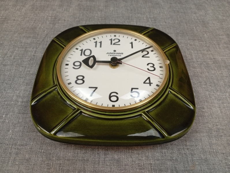 Väggur. Junghans Resonic.