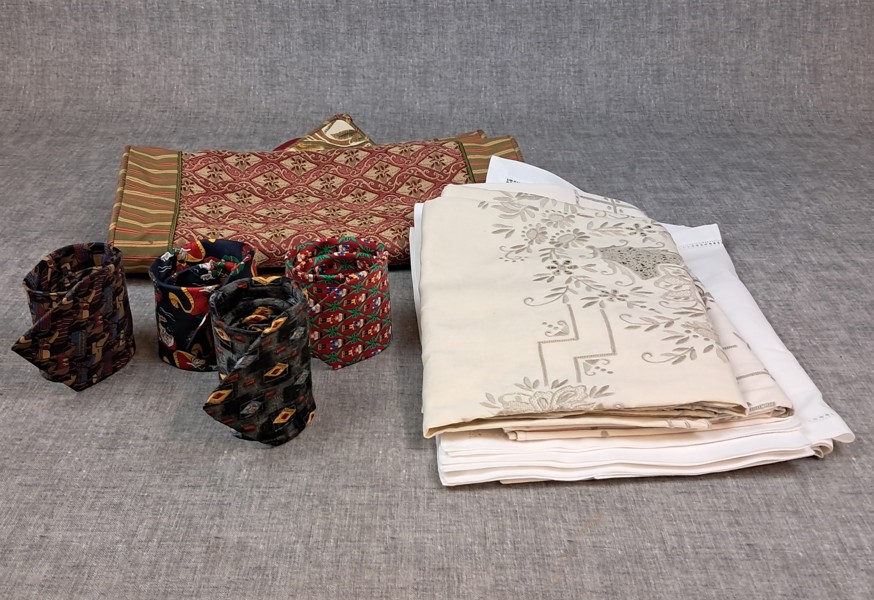 Diverse textil. Bl.a en fin bordslöpare m.m.
