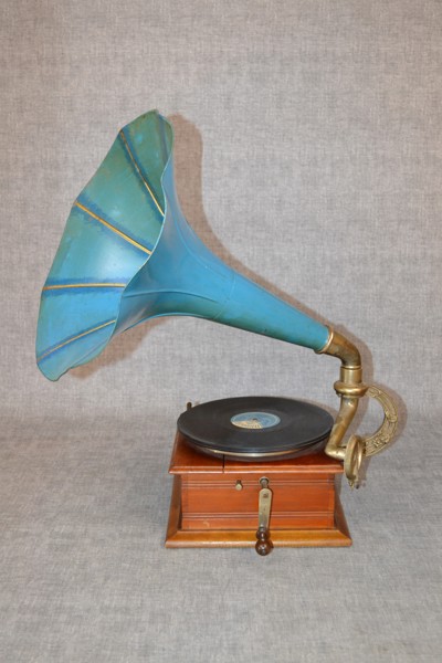 Trattgrammofon med vev, 1900-talet.