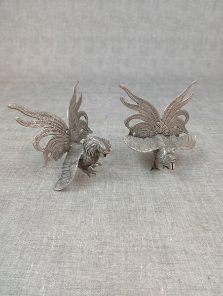 2 Bordsdekorationer. Tuppar, Metall, 1900-talet.